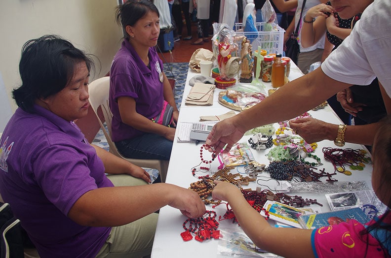 baguio-cathedral-vendors