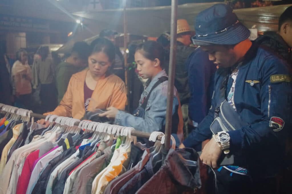 night-market-crowd