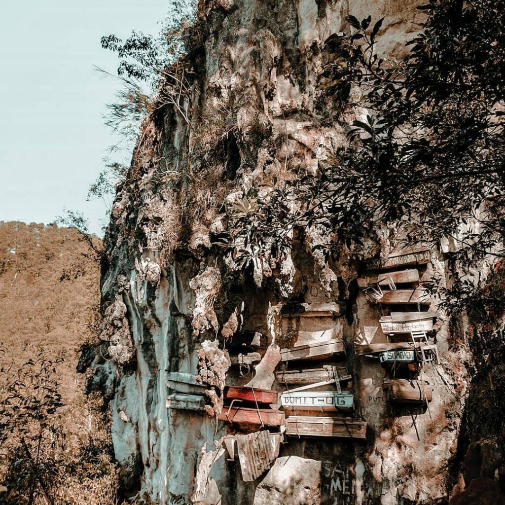 sagada-hanging-coffins-phbus